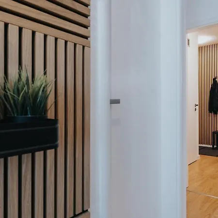 Modern Living, Design & Parking Apartment *